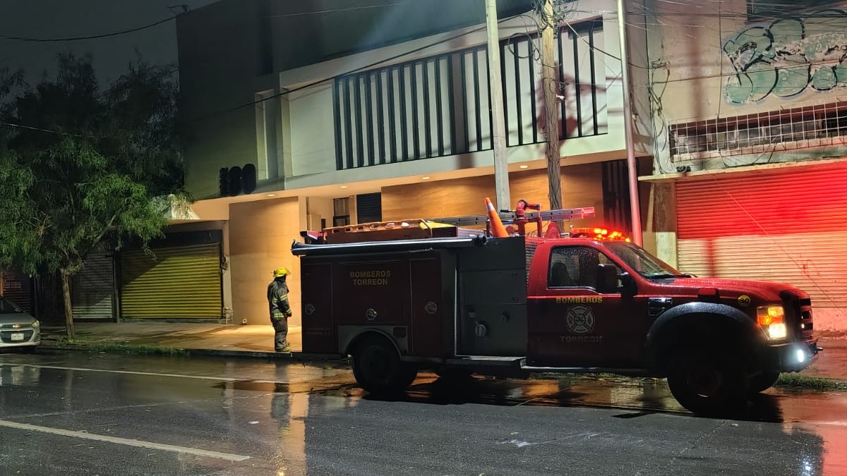 Una vez controlada la emergencia y aseguradas las condiciones del lugar, los bomberos se retiraron, descartando mayores riesgos para los inquilinos. Una vez controlada la emergencia y aseguradas las condiciones del lugar, los bomberos se retiraron, descartando mayores riesgos para los inquilinos.