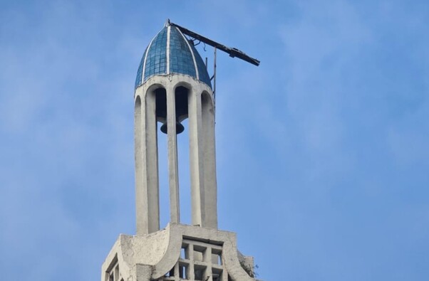 Cruz de Iglesia de Nuestra Señora de Guadalupe queda doblada tras fuertes vientos