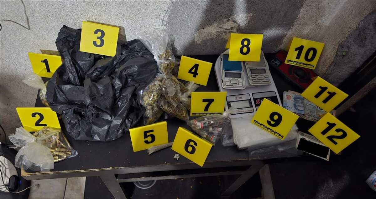 Dos cateos se realizaron de manera simultanea en colonias de Monterrey, dejando un saldo de cinco mujeres detenidas con armas y drogas.