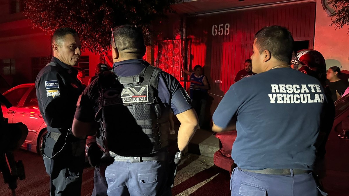 Mientras grababa a varios metros de distancia, un policía se acercó al reportero y comenzó a increparlo verbalmente.