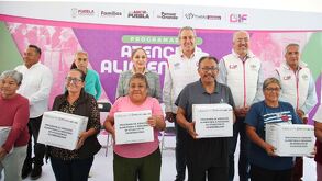 josé chedraui en la entrega de despensas con adultos mayores