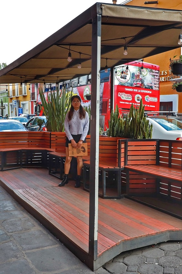 En Puebla existen 22 parklets instalados por el ayuntamiento como espacios públicos; algunos fueron intervenidos por comercios, causando confusión en su uso.