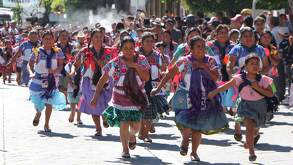 mujeres con canastos de tortillas corriendo