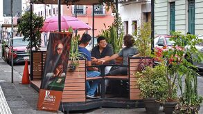 En Puebla existen 22 parklets instalados por el ayuntamiento como espacios públicos; algunos fueron intervenidos por comercios, causando confusión en su uso.