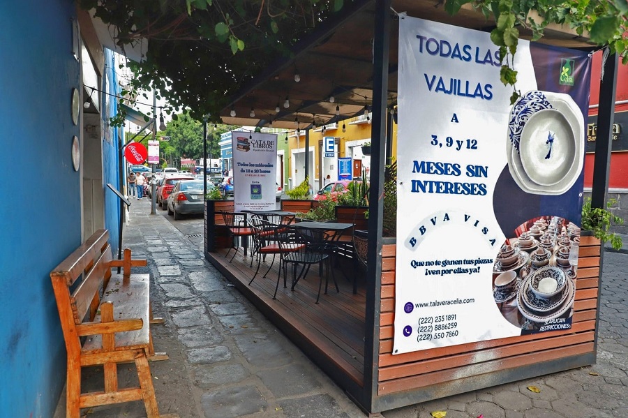 En Puebla existen 22 parklets instalados por el ayuntamiento como espacios públicos; algunos fueron intervenidos por comercios, causando confusión en su uso.