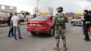 un policía del ejército en un operativo
