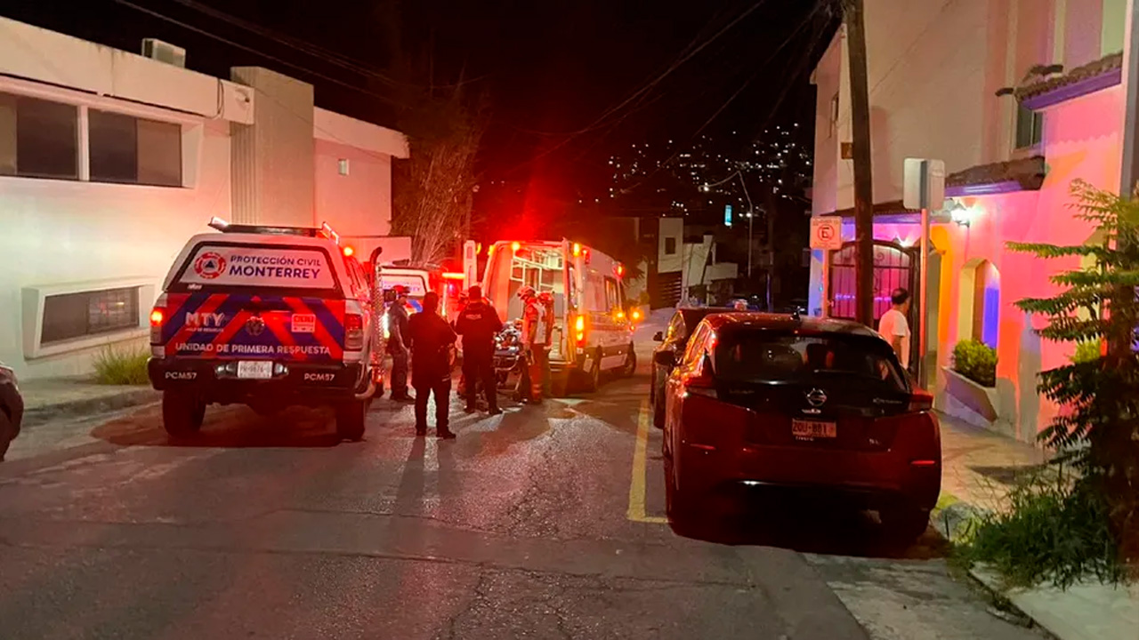 Un presunto delincuente resultó herido luego de caer del techo de la casa que pretendía robar en la colonia Las Brisas, al sur de Monterrey.
