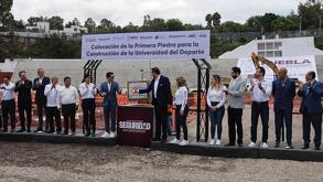 alejandro armenta con rommel pacheco y el chelis en el inicio de construcción universidad del deporte puebla