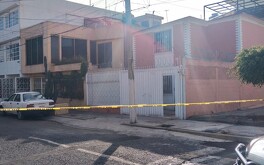 Peritos de la fiscalía mexiquense acudieron al lugar para realizar el levantamiento del cuerpo de Daniel.