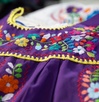 Bordadoras tradicionales de Chilac enfrentan la pérdida de ventas, turismo y herencia cultural frente a prendas que son automatizadas y más baratas.