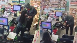La cajera al ser sorprendida con el arma de fuego se desmay