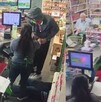 La cajera al ser sorprendida con el arma de fuego se desmay