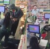 La cajera al ser sorprendida con el arma de fuego se desmay