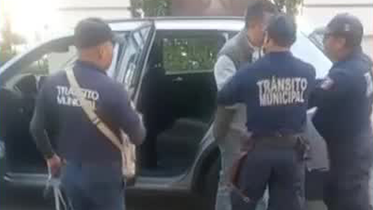 La aprehensión de Romeo Cansino, director del Icatech en San Cristóbal de las Casas, fue captada en vídeo, pues además conducía ebrio.