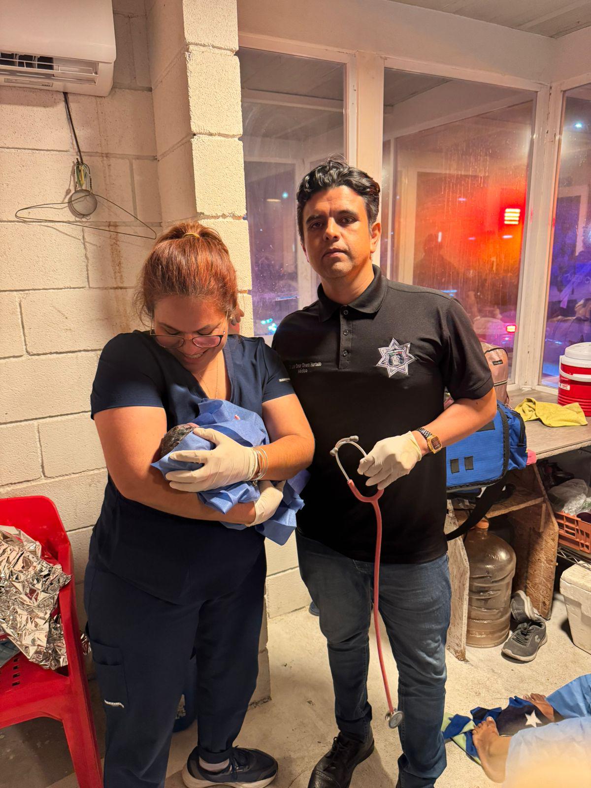 Paramédicos de la Policía de Santa Catarina, Nuevo León asistieron a una mujer en labor de parto en una caseta de vigilancia cerca del consulado americano.