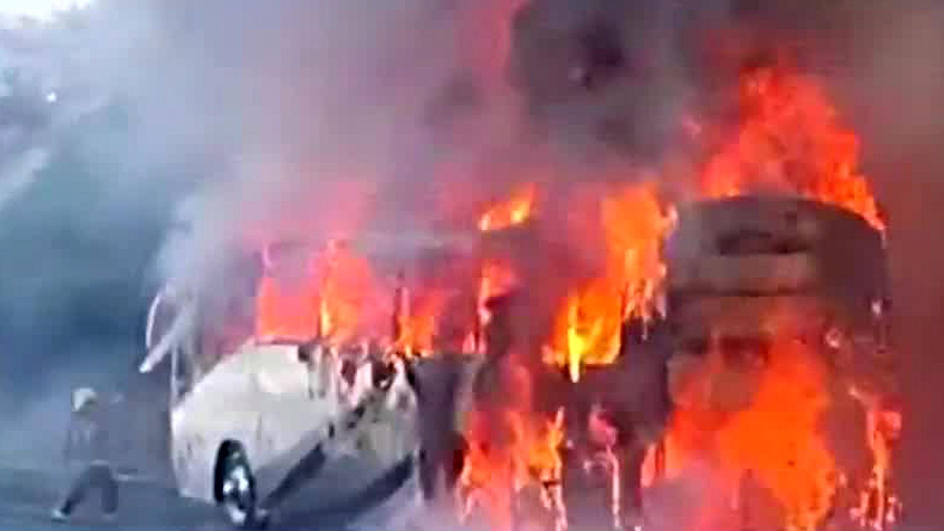 El incendio se registró sobre la avenida Eugenio Garza Sada en límites con la Carreta Nacional.