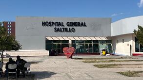 Paramédicos de la Cruz Roja acudieron al lugar para brindar atención prehospitalaria al hombre, quien presentaba lesiones visibles en el rostro.