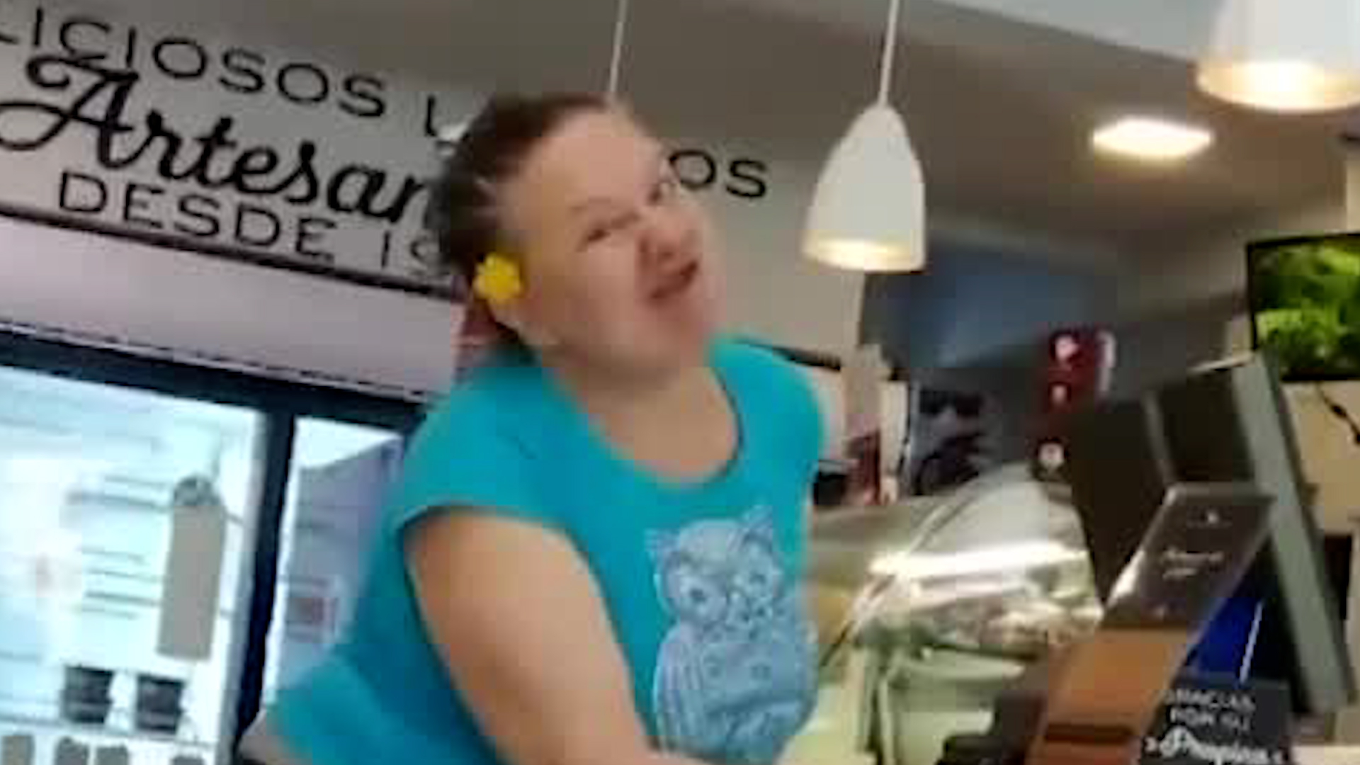 Un video viral en redes sociales expuso a una mujer de origen extranjero que comenzó a agredir a los clientes y empleados del establecimiento.