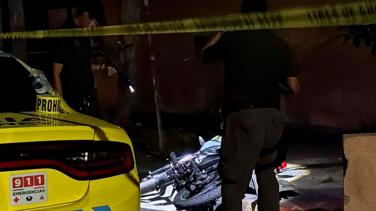 Tras un presunto asalto, un hombre perdió la vida luego de ser herido con un arma punzocortante en el pecho, en calles de la colonia San Jorge, en Monterrey.
