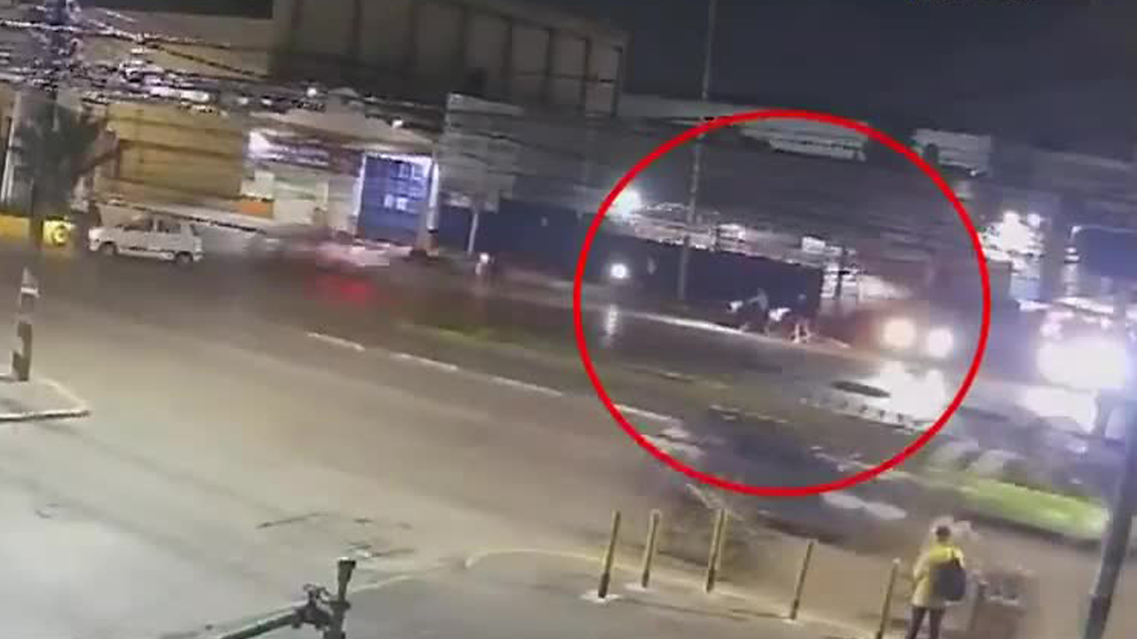 El conductor del tráiler fue detenido, pues de acuerdo con los reportes y vídeos de cámaras de seguridad, se pasó el alto cuando embistió a la víctima.