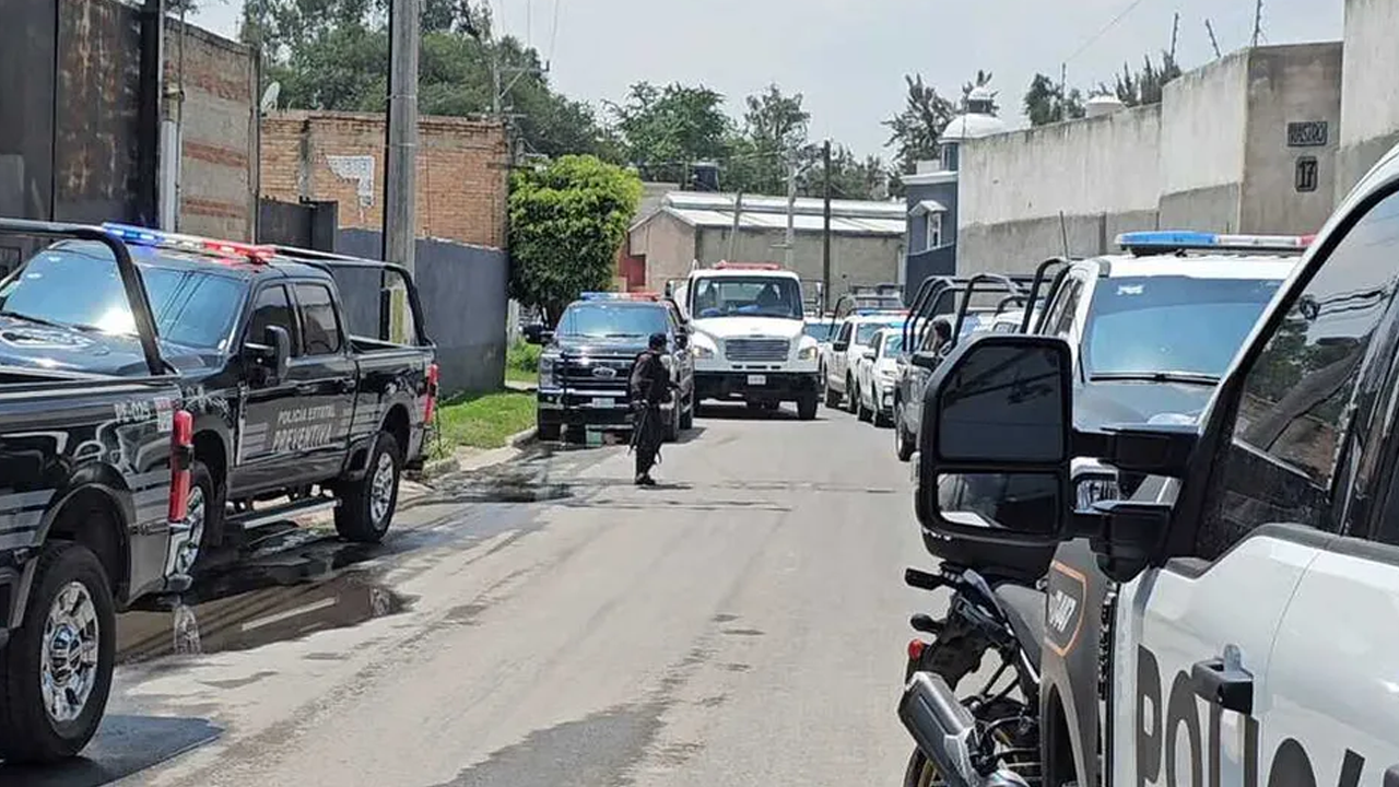 El hombre derramó gasolina y prendió fuego a su vivienda con él y sus hijos de 3 y 5 años dentro; el hecho ocurrió en la colonia San Sebastián El Grande.