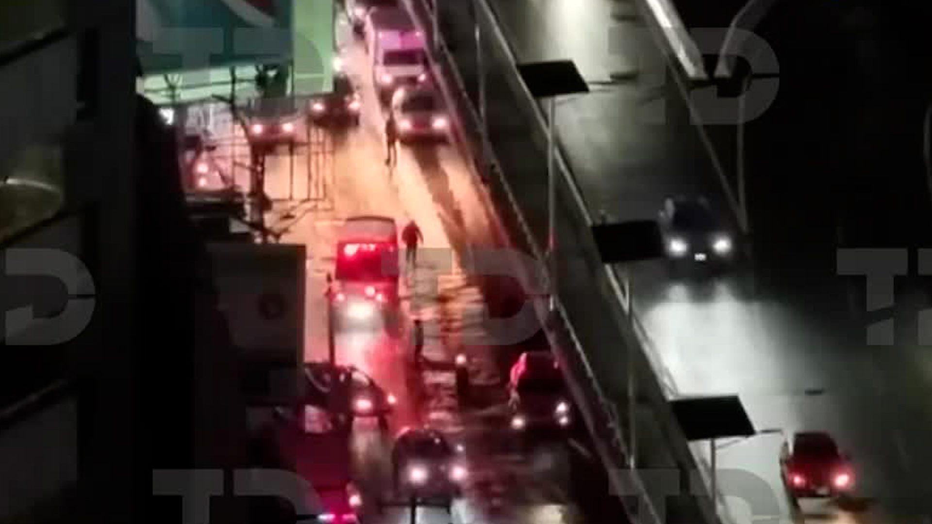 Los policías trasladaron al hombre armado al Ministerio Público por la portación de arma de fuego y el ataque a oficiales con ella.