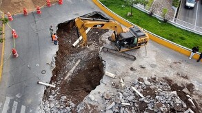 Socavón Av.-López Mateos y La-Calma en-Zapopan por-fuga de-agua