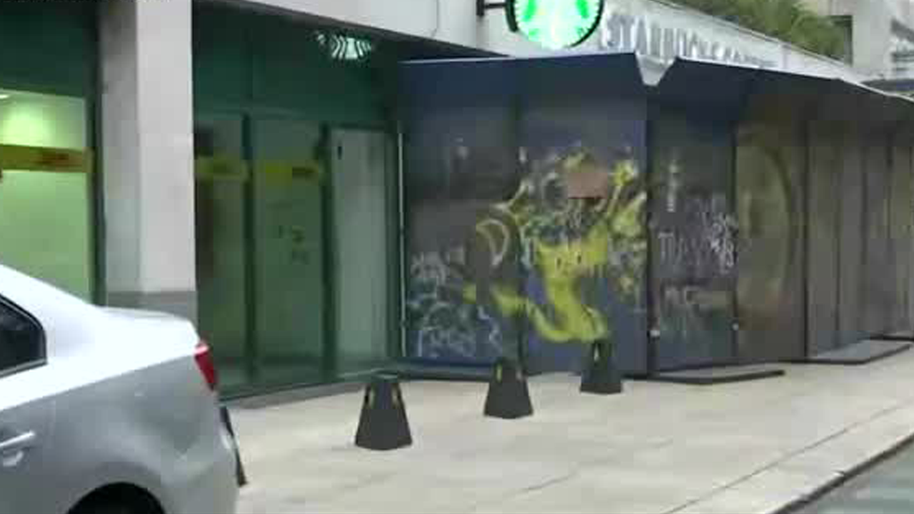 Comercios han colocado vallas metálicas para evitar daños ante la tercer marcha contra la gentrificación de este sábado, la cual llegara a la embajada de Estado