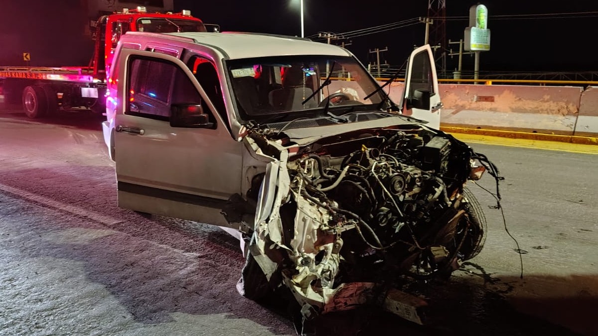 Al lugar acudieron elementos del Heroico Cuerpo de Bomberos para apoyar en la limpieza de los fluidos derramados, así como oficiales de Vialidad y Movilidad Urb Al lugar acudieron elementos del Heroico Cuerpo de Bomberos para apoyar en la limpieza de los fluidos derramados, así como oficiales de Vialidad y Movilidad Urb