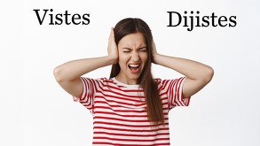 una mujer tapándose los oídos