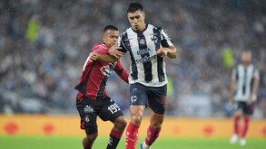 Rayados debutó en el Gigante de Acero en este Apertura 2025 recibiendo a los Zorros del Atlas, esto en un partido que terminó 10 vs 10.