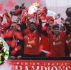 Durante el desfile del campeonato en el equipo de Inglaterra, desafortunadamente hubo un atropello masivo, por lo que el club se puso en disposición de ayudar. Durante el desfile del campeonato en el equipo de Inglaterra, desafortunadamente hubo un atropello masivo, por lo que el club se puso en disposición de ayudar.