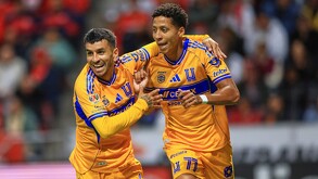Ozziel Herrera y Ángel Correa celebrando el segundo gol de Tigres en el partido.