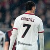 Santiago Gimenez se encuentra de vacaciones, sin embargo, aprovechó para aclarar los rumores acerca del futuro de su carrera en Europa.