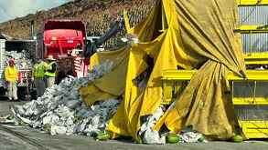 un tráiler volcado en un accidente en la autopista mexico puebla