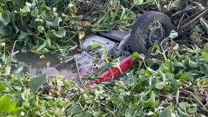 Un auto con siete personas cayó a un canal en Tlajomulco; todos sobrevivieron gracias a su rápida reacción y el auxilio de rescatistas.
