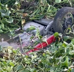 Un auto con siete personas cayó a un canal en Tlajomulco; todos sobrevivieron gracias a su rápida reacción y el auxilio de rescatistas.