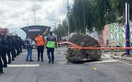Hasta el momento, una persona resultó lesionada luego de la caída de la roca en Tepeyac.