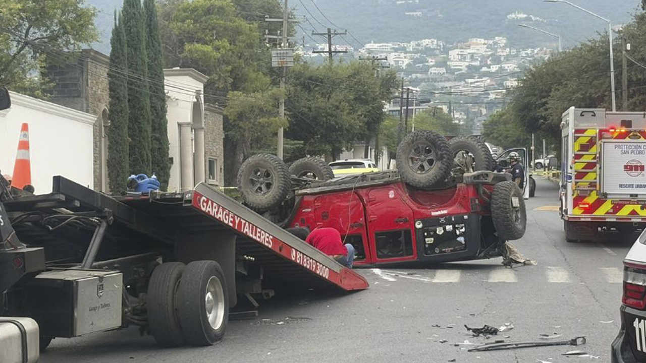 Autoridades informaron del impacto entre la camioneta y otros dos vehículos en el cruce de la avenida Lomas del Valle y la calle 16 de septiembre.