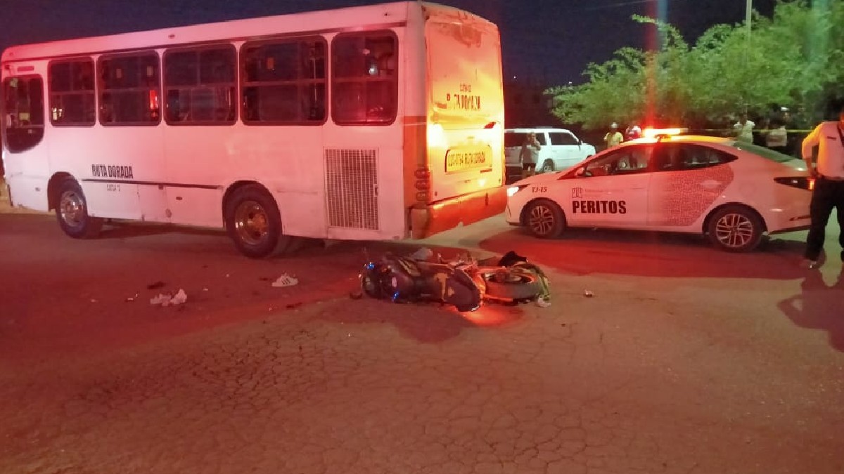 El sistema de videovigilancia captó el momento en que la motocicleta choca contra camión de pasajeros en Torreón y murió una jovencita de 13 años.