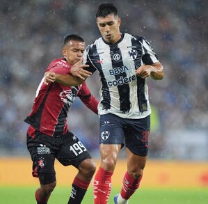 Rayados debutó en el Gigante de Acero en este Apertura 2025 recibiendo a los Zorros del Atlas, esto en un partido que terminó 10 vs 10.
