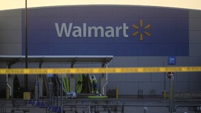 El caos se desató en el Walmart luego de que un hombre entrara en la tienda y apuñalara al azar a 11 víctimas con un cuchillo plegable, según autoridades.