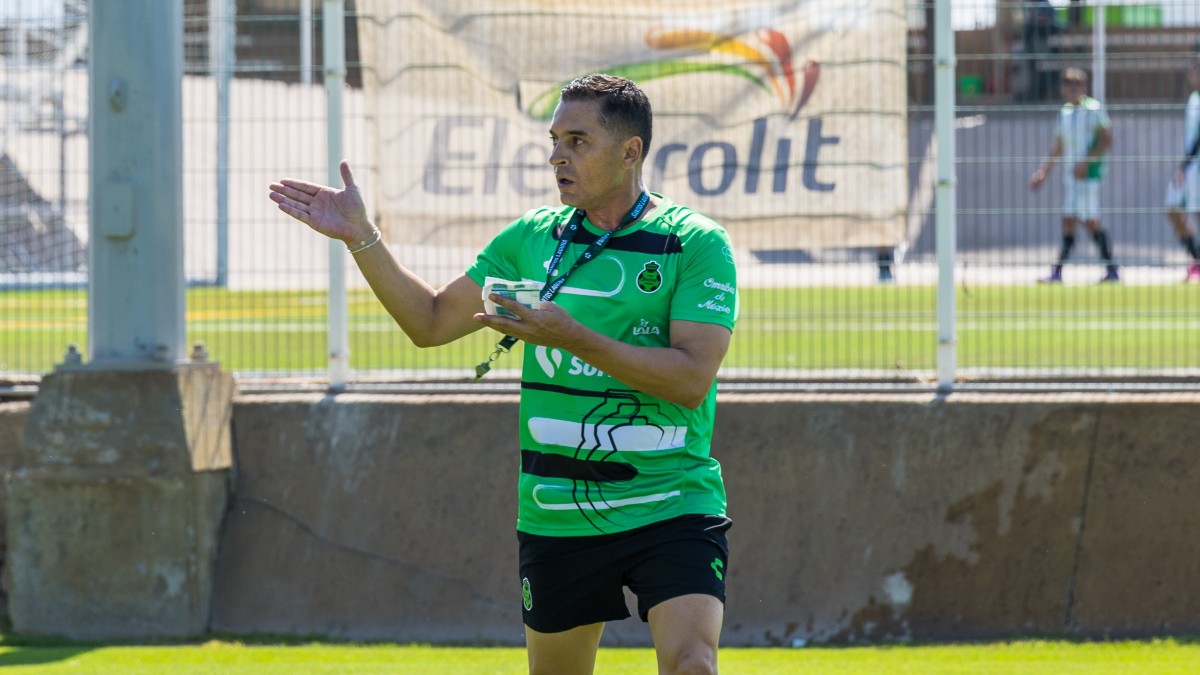 Francisco Rodríguez dirigiendo un entrenamiento de Santos Laguna. Francisco Rodríguez dirigiendo un entrenamiento de Santos Laguna.