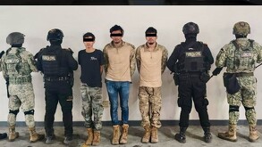 Los hombres intentaron huir al verse descubiertos, arrojando objetos metálicos mientras corrían, pero fueron alcanzados por los agentes
