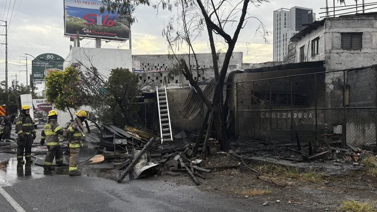 Un corto circuito inició el siniestro, el cual consumió un sillón y provocó que se propagara en todo el inmueble mientras Don Arnulfo y su hijo dormían.