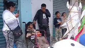La fiesta patronal de Santa Ana Xalmimilulco modificó su ruta para pasar por la casa de Luis Ángel, un niño con cáncer. Mira el video que está emociona a México