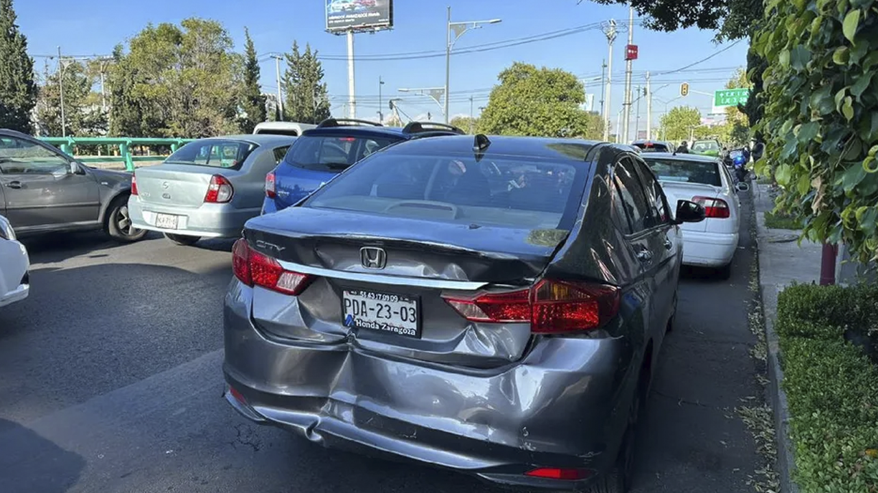 El accidente ocurrió a la altura de la alcaldía Venustiano Carranza. El automóvil de la mujer de la tercera edad tuvo que ser seccionado para que pudiera salir.