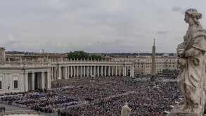 Un sacerdote en Polonia es acusado de asesinar brutalmente a un hombre sin hogar, al golpearlo con un hacha y prenderle fuego en Varsovia.