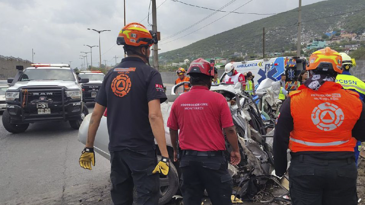 Al manejar en exceso de velocidad obre avenida de la Aurora, el automóvil brincó una barda y entró a carril contrario encontrándose con la unidad de carga.