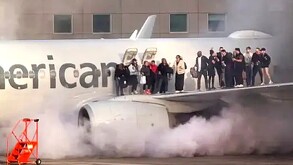 Pasajeros evacuan por rampa inflable tras fallas en avión que echaba humo en Denver; un neumático habría causado el incidente, según autoridades.